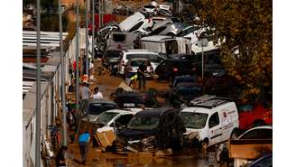 Carros empilhados após chuva forte em Valência, na Espanha