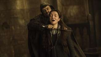 Catelyn sendo assassinada.