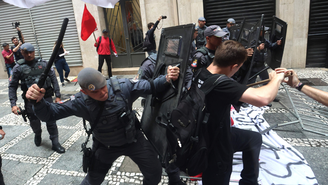 Policiais militares dispersam manifestantes que se reúnem em frente à B3, a Bolsa de Valores de São Paulo, no centro da cidade, nesta segunda-feira, 4, para protestar contra a privatização do Lote Leste das escolas públicas do Estado.