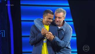 Givanildo e Luciano Huck no The Wall, quadro do Domingão com Huck