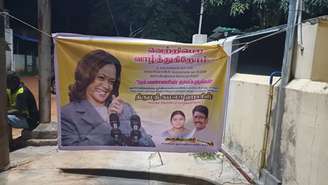 Moradores de Thulasendrapuram, na Índia, penduram cartaz com de apoio à democrata Kamala Harris