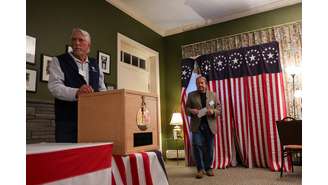 O moderador Tom Tillotson e Les Otten votam durante a eleição presidencial dos EUA de 2024 no dia da eleição em Dixville Notch, New Hampshire, EUA, 5 de novembro de 2024.