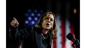 A candidata presidencial democrata, vice-presidente dos EUA, Kamala Harris, discursa durante um comício de campanha na Filadélfia, Pensilvânia, EUA, em 4 de novembro de 2024. 