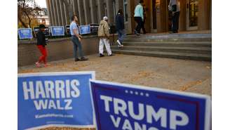 Pessoas fazem fila para votar na eleição presidencial dos EUA de 2024 no dia da eleição, na Pittsburgh Manchester School em Pittsburgh, Pensilvânia, EUA, 5 de novembro de 2024. 