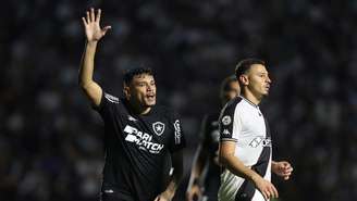 Jogadores do Botafogo e Vasco