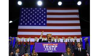 Familiares observam o candidato presidencial republicano e ex-presidente dos EUA, Donald Trump, discursando para seus apoiadores em seu comício, no Centro de Convenções do Condado de Palm Beach, em West Palm Beach, Flórida, EUA, em 6 de novembro de 2024. 