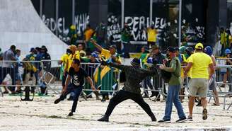 Em 8 de janeiro de 2023, milhares de manifestantes, instigados por discursos de ódio e desinformação, invadiram e depredaram o Palácio do Planalto, o Congresso Nacional e o STF em um dos episódios mais sombrios da história recente do Brasil.