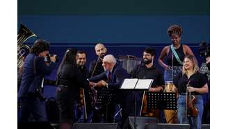 Presidente Luiz Inácio Lula da Silva cumprimenta músicos no palco durante o festival Aliança Global Contra a Fome e a Pobreza antes da cúpula do G20, no Rio de Janeiro