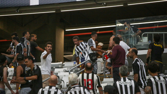 Briga entre torcedores do Atlético. Bombas jogadas no campo pela torcida. Flamengo vence e é Campeão da Copa do Brasil. Partida entre Atlético-MG e Flamengo segundo jogo da Final da Copa do Brasil 2024, no domingo (10), às 16h (de Brasília), na Arena MRV, em Belo Horizonte.