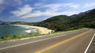 A rodovia Rio-Santos no trecho entre Caraguatatuba e Ubatuba é considerada uma das mais belas rotas do Brasil.