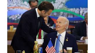 O presidente da França, Emmanuel Macron, cumprimenta o presidente dos EUA, Joe Biden durante o G20, no Rio de Janeiro, nesta segunda-feira, 18/11/2024.