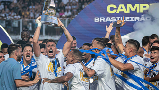 Time do Santos comemora título após partida entre Santos e CRB, válida pela partida da trigésima sétima rodada do Campeonato Brasileiro série B de Futebol 2024, realizada no estádio Urbano Caldeira (Vila Belmiro), litoral sul do estado de São Paulo, neste domingo, 17 de novembro de 2024. 