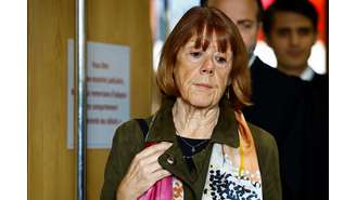 A francesa Gisele Pelicot, vítima de estupro em massa orquestrado por seu marido, Dominique Pelicot, durante uma pausa no julgamento de Dominique e 50 outros acusados, no tribunal de Avignon, França