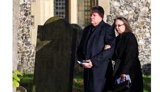 Karen e Geoff Payne, pais do ex-vocalista do One Direction Liam Payne, caminham no dia do funeral de Payne, na Igreja de Santa Maria em Amersham, perto de Londres, Grã-Bretanha, em 20 de novembro