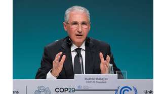 O presidente da COP29, Mukhtar Babayev, fala em uma entrevista coletiva durante a conferência das Nações Unidas sobre mudanças climáticas, COP29, em Baku, Azerbaijão, em 18 de novembro de 2024. 
