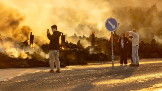 Turistas tentam se aproximar de vulcão em erupção na Islândia