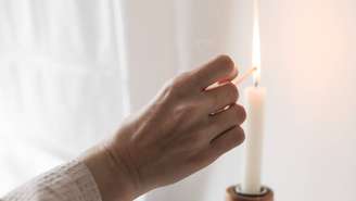 O ato de escrever na vela é antigo e servia para esconder uma magia nos séculos passados. Quase todas as pessoas usavam velas para iluminar, aquecer, ou fazer magias com elas