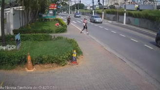 Vídeo: Homem tenta arrancar criança da mão de babá na Zona Norte de SP