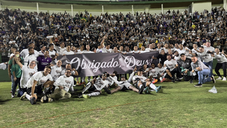 Elenco do Ceará comemora o acesso. 