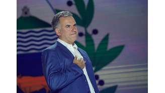 Yamandú Orsi comemora vitória nas eleições presidenciais no Uruguai. 