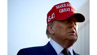 O presidente eleito dos EUA, Donald Trump, assiste ao lançamento do sexto vôo de teste do foguete SpaceX Starship, em Brownsville, Texas, EUA, 19 de novembro de 2024.