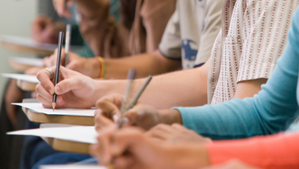 Embora o benefício seja uma das melhores oportunidades para democratizar o acesso à educação superior desde que foi estabelecido, a sociedade ainda engatinha em outros quesitos tão igualmente necessários para o cotista. 