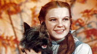 Judy Garland, como a personagem Dorothy Gale, segura Totó em uma foto de 'O Mágico de Oz'.