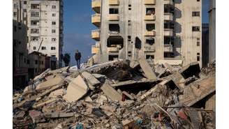 Um homem está sobre as ruínas de sua casa destruída por um ataque israelense, após o cessar-fogo entre Israel e o Hezbollah, em Tiro, sul do Líbano, 30 de novembro de 2024. 