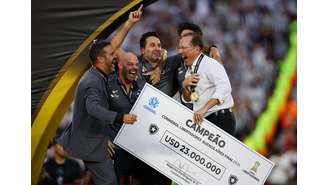 John Textor com premiação pelo título da Libertadores