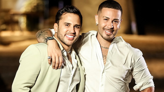 Carlinhos Maia não beijou o marido, Lucas Guimarães, em cerimônia de casamento e foi criticado na época