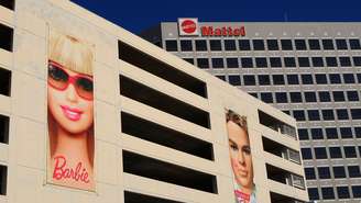 Mattel é processada nos EUA após colocar acidentalmente link de site pornô em caixas de bonecas de ‘Wicked’