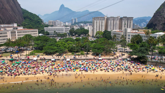 Visão aérea da Praia Vermelha, no Rio de Janeiro, em dia de calor