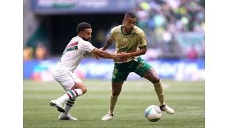 Palmeiras' Caio Paulista in action with Fluminense's Samuel Xavier