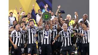 Jogadores do Botafogo erguem troféu do Brasileirão