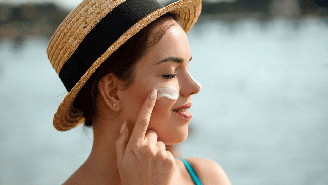 Adotar cuidados com a pele durante o verão é fundamental para promover a saúde / Foto: Shutterstock