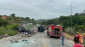 Acidente entre ônibus, carreta e carro deixa mais de 30 mortos na BR-116, em MG 