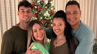 Carla Perez e Xanddy com os filhos, Victor e Camilly