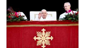 O Papa Francisco acena no dia em que faz seu tradicional discurso Urbi et Orbi de Natal para a cidade e o mundo na sacada principal da Basílica de São Pedro no Vaticano, em 25 de dezembro de 2024. 