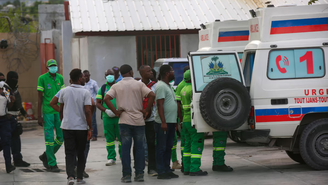 Feridos durante ataque ao Hospital Geral, em Porto Príncipe, Haiti, recebem socorro