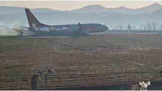 Fumaça preta sai de avião da Jeju Air durante o voo 7C2216, enquanto avião sai da pista de pouso antes de bater em muro no Aeroporto de Muan, Coreia do Sul, em imagem obtida de vídeo.