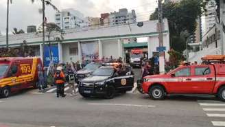 Prédio da prefeitura de Osasco está cercado de ambulâncias e viaturas policiais