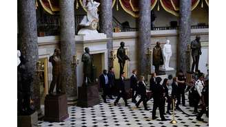 Urnas carregadas para sessão conjunta do Congresso de certificação da eleição de Donald Trump no Capitólio dos EUA 