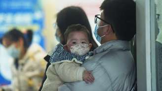 Um bebê acompanhado pelos pais, aguarda consulta com um médico no departamento de pediatria de um hospital em Hangzhou, na China, em 6 de janeiro de 2025