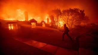 Incêndio em Los Angeles atinge área nobre e provoca retiradas