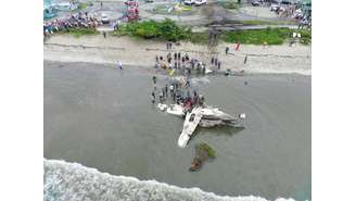 Avião de pequeno porte atravessou avenida, explodiu e foi parar no mar em Ubatuba