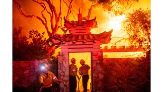 Chamas e fumaça saindo de prédio durante incêndios em Los Angeles, Califórnia, Estados Unidos (8/2/2025)