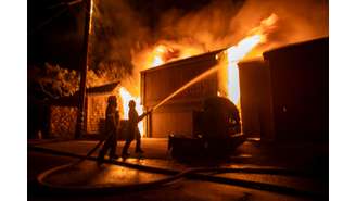 Bombeiros combatem incêndio durante vendaval no Oeste de Los Angeles, Califórnia, Estados Unidos (8/2/2025)