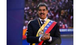 O presidente da Venezuela, Nicolás Maduro, aparece diante de apoiadores após ser empossado para um terceiro mandato de seis anos, em Caracas, Venezuela, em 10 de janeiro de 2025. 