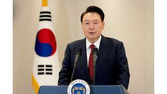 O presidente sul-coreano Yoon Suk Yeol faz um discurso à nação no Gabinete Presidencial em Seul, Coreia do Sul, em 12 de dezembro de 2024.