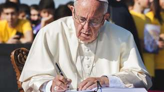 Papa Francisco sofreu uma queda em sua residência, mas não teve nenhuma fratura, segundo o Vaticano